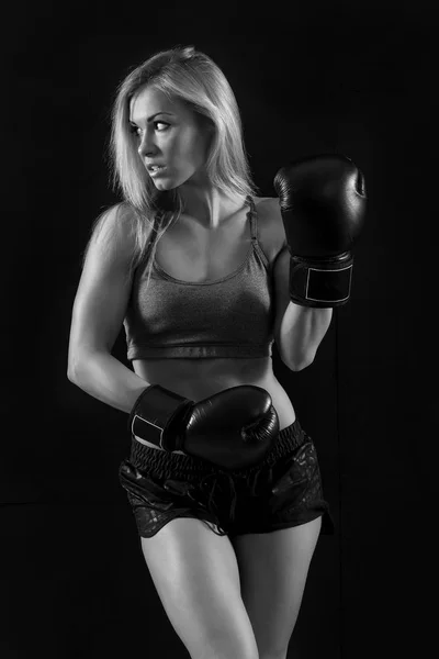 Mujer hermosa con los guantes de boxeo — Zdjęcie stockowe