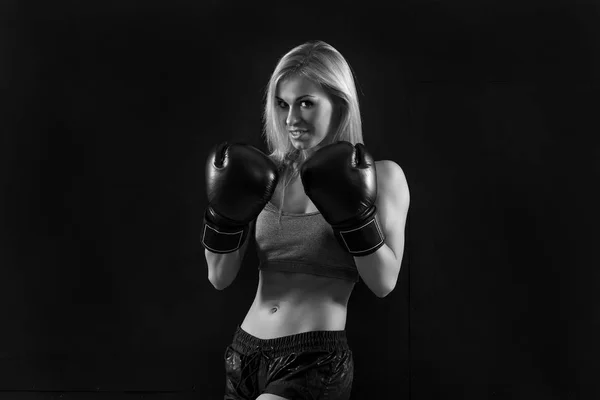 Krásná žena s Boxerské rukavice — Stock fotografie