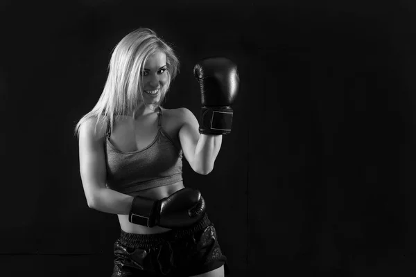 Mulher bonita com as luvas de boxe — Fotografia de Stock