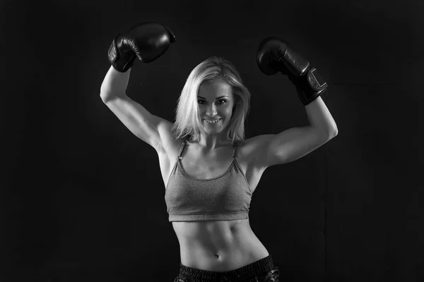 ボクシング グローブと美しい女性 — ストック写真