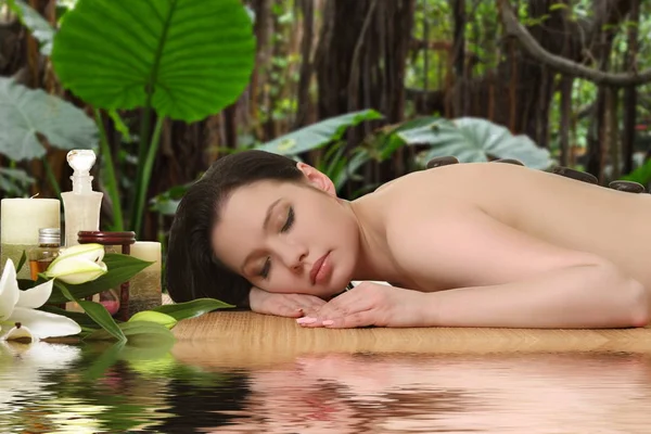 Mujer recibiendo masaje de spa en el salón de spa —  Fotos de Stock