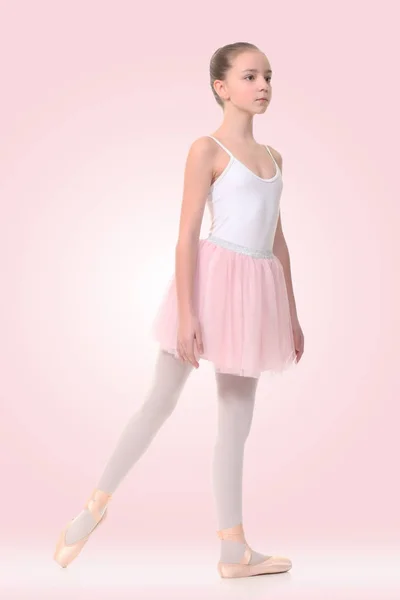 Lilla ballerina på en rosa bakgrund — Stockfoto