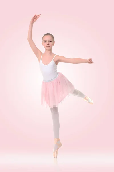 Lilla ballerina på en rosa bakgrund — Stockfoto