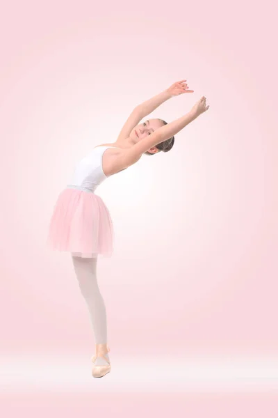 Pequeña bailarina sobre un fondo rosa — Foto de Stock