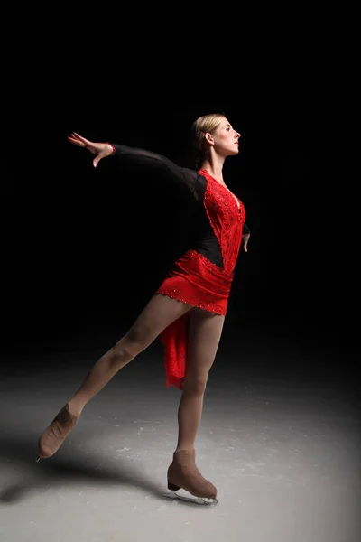 Patinaje chica bailando y patinaje sobre hielo —  Fotos de Stock