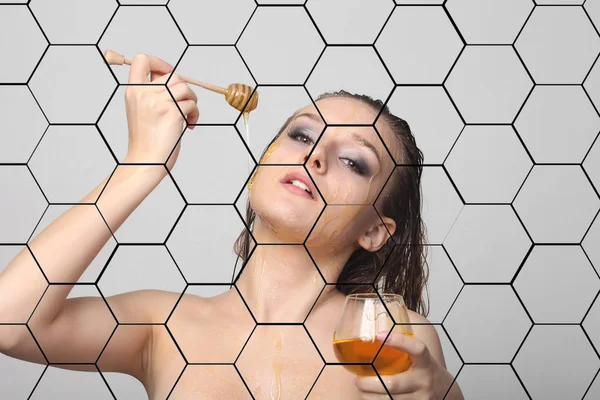 Молода дівчина з медовим мішком і медом на її шкірі — стокове фото