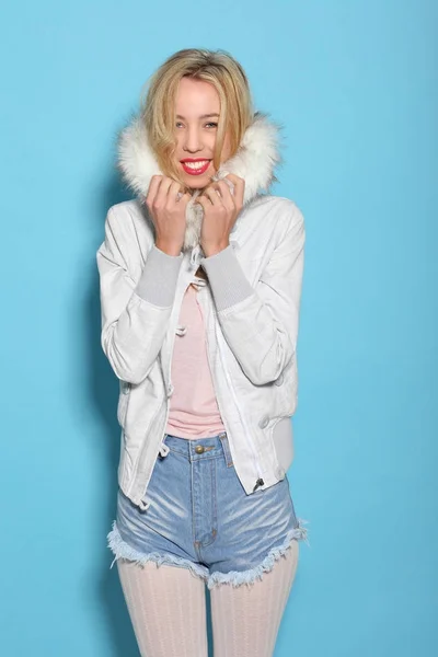 Joven chica en una chaqueta blanca — Foto de Stock