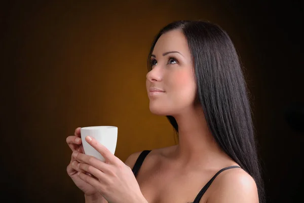 Schöne Frau mit Tasse Kaffee — Stockfoto
