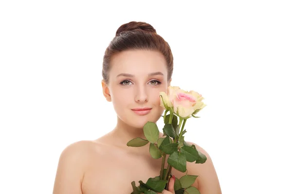 Молодая красивая женщина с розой — стоковое фото