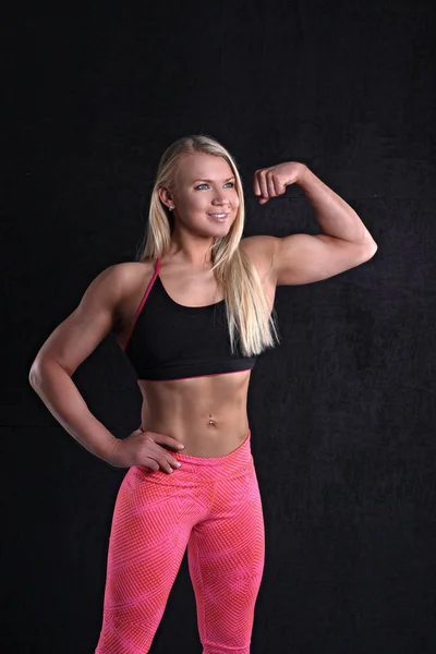 Sexy Jovem Muscular Mulher Posando Com Halteres — Fotografia de Stock