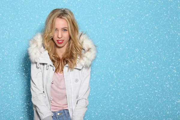 Niña Una Chaqueta Blanca Sobre Fondo Azul — Foto de Stock