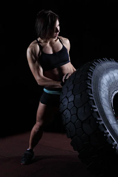Υγιέστατα Και Δυνατά Fit Θηλυκό Flipping Ελαστικών Στο Γυμναστήριο — Φωτογραφία Αρχείου