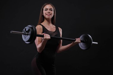 İçinde jimnastik salonu kadın kaldırma ağırlık