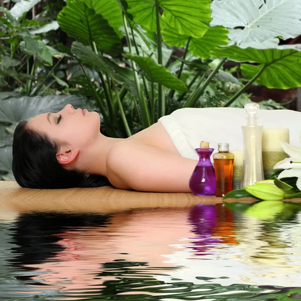 Femme Obtenir Massage Spa dans Spa Salon — Photo
