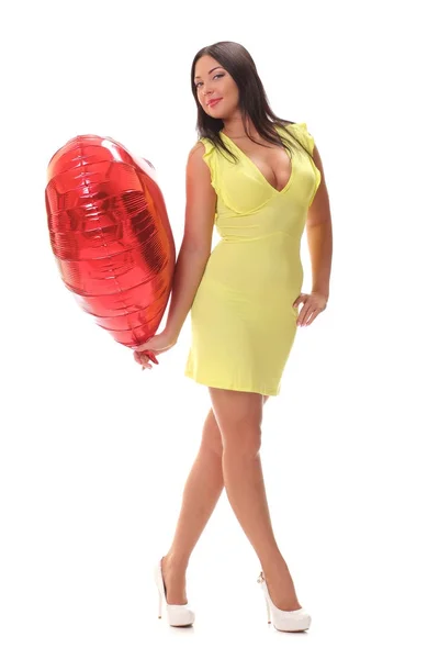 Giovane donna con palloncino aria a forma di cuore — Foto Stock