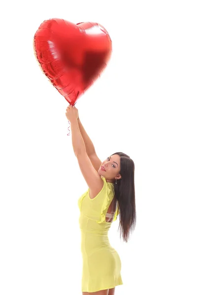 Ung kvinna med hjärta form luftballong — Stockfoto