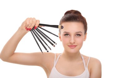 Makyaj fırçalı genç bir kadın.