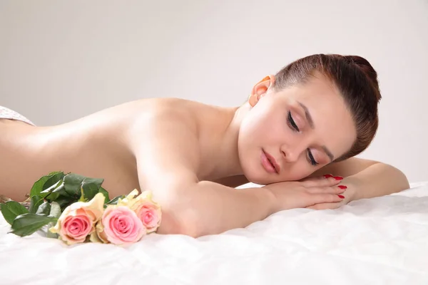 Kobieta relaksująca się w spa — Zdjęcie stockowe