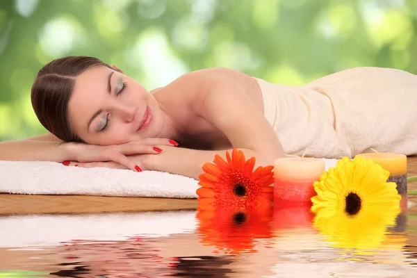 Mujer relajante en spa — Foto de Stock