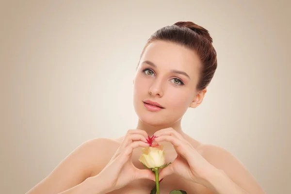 Joven hermosa mujer con una rosa —  Fotos de Stock