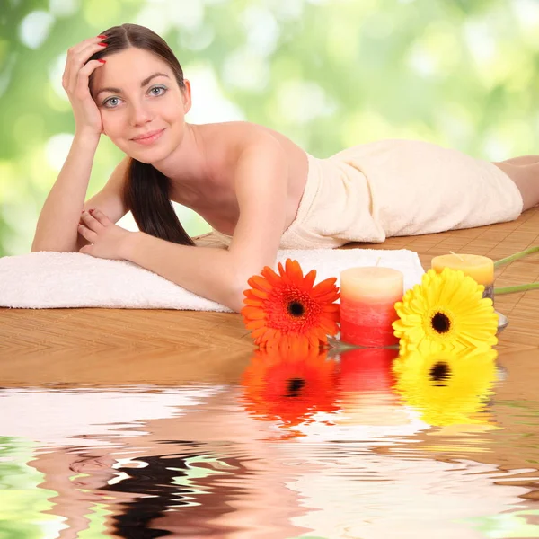 Frau entspannt sich im Wellnessbereich — Stockfoto