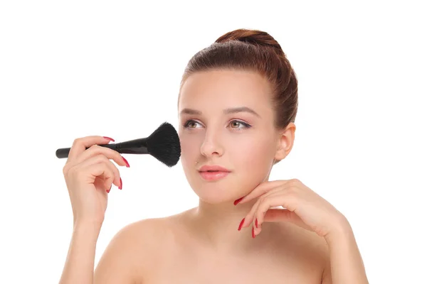 Frau trägt trockenes Kosmetikpuder auf — Stockfoto