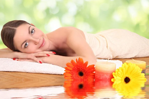 Frau entspannt sich im Wellnessbereich — Stockfoto