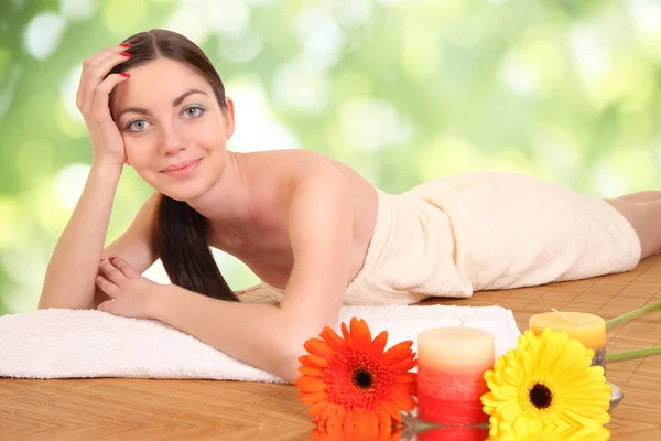 Mujer relajante en spa — Foto de Stock