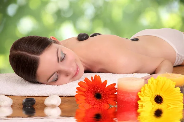 Mujer relajante en spa — Foto de Stock