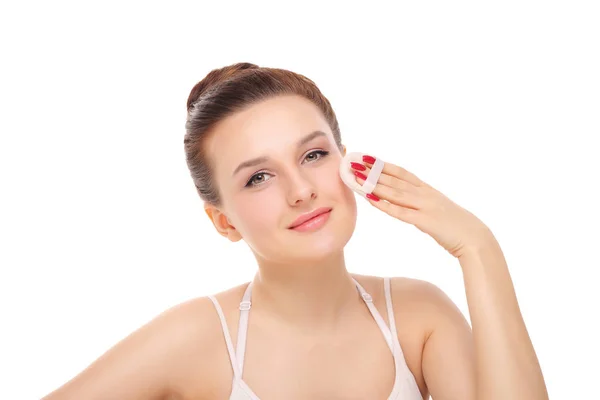 Schöne Frau reinigt das Gesicht mit Wattestäbchen — Stockfoto