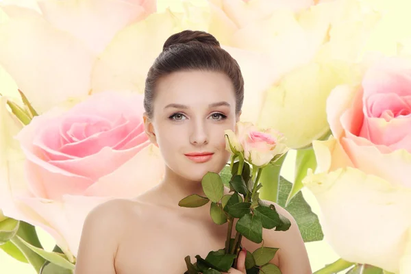 Joven hermosa mujer con una rosa —  Fotos de Stock