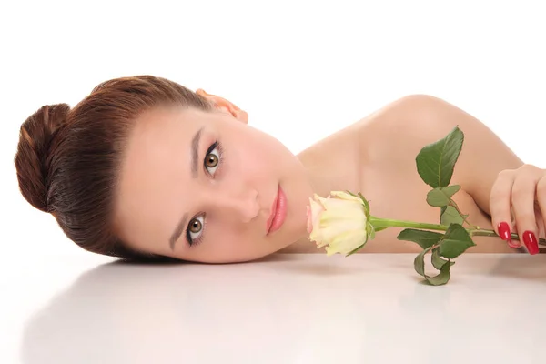 Jovem mulher bonita com uma rosa — Fotografia de Stock