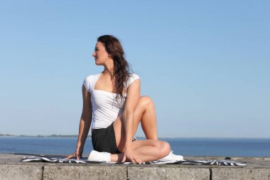 genç kızı pratik yoga egzersizleri