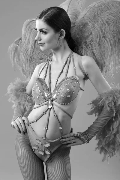 Giovane Ballerina Bikini Tuta Con Piume — Foto Stock