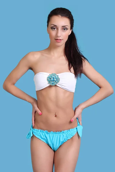 Junge Schlanke Mädchen Bikini Auf Blauem Hintergrund — Stockfoto