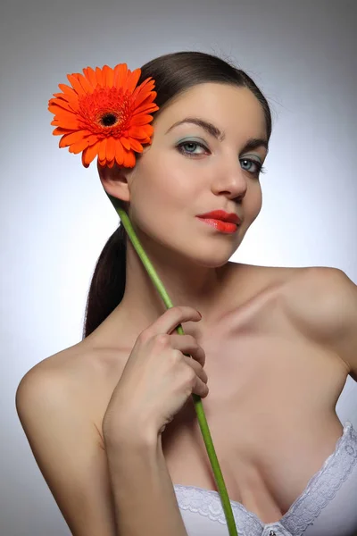 Retrato Jovem Menina Sexy Com Flor Gerbera — Fotografia de Stock