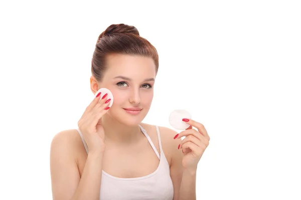 Schöne Frau reinigt das Gesicht mit Wattestäbchen — Stockfoto