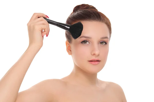 Donna che applica polvere cosmetica secca — Foto Stock