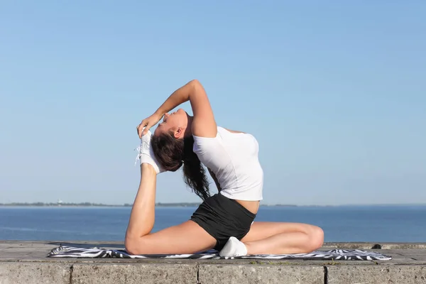 Gadis muda berlatih latihan yoga — Stok Foto