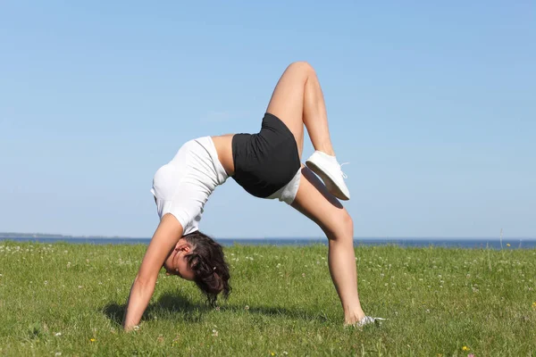 Mladá dívka cvičí jóga cvičení — Stock fotografie