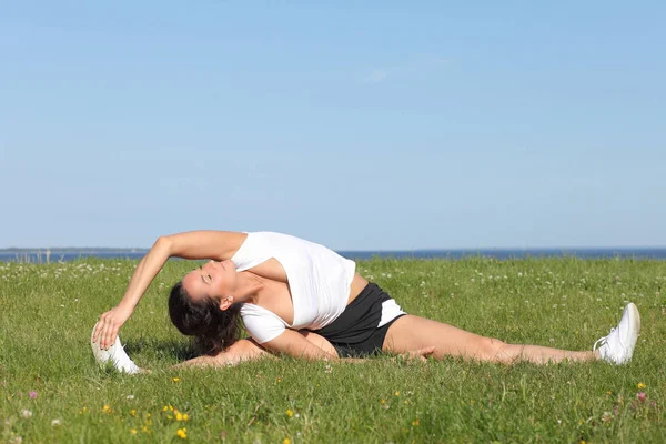 Jeune fille pratiquant des exercices de yoga — Photo