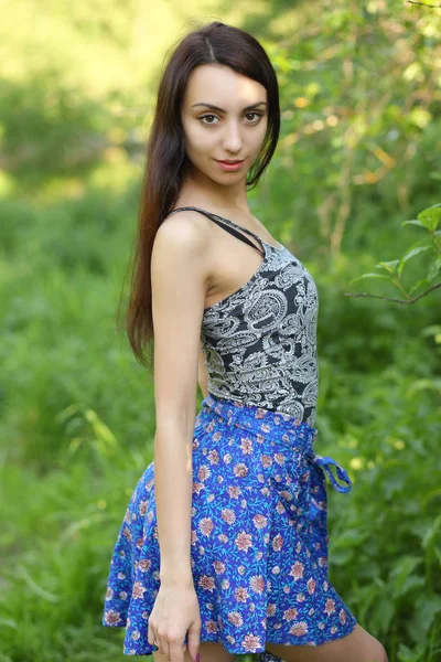 Young Girl Background Green Summer Meadow — Stock Photo, Image