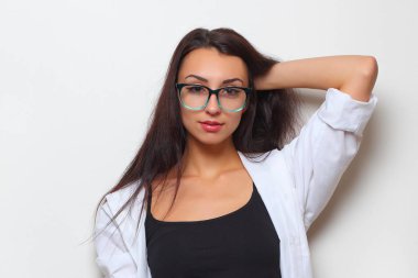 hafif bir arka plan üzerinde şık gözlüklü genç güzel kız