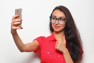 neşeli kız selfie telefonda yapıyor