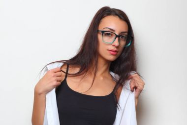 hafif bir arka plan üzerinde şık gözlüklü genç kız