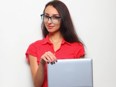 Güzel kadın bir laptop tutar