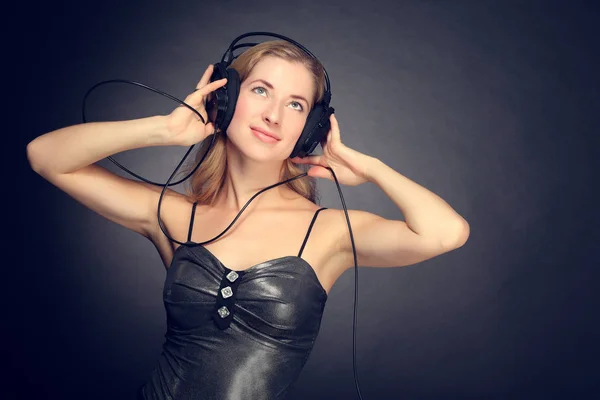 Junges Fröhliches Mädchen Hört Musik Über Kopfhörer — Stockfoto