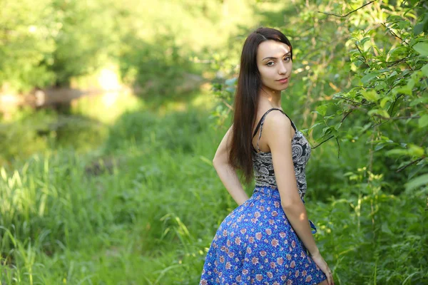 녹색 여름 풀밭의 배경에 소녀 — 스톡 사진