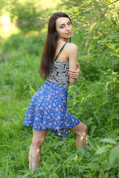 Κορίτσι με φόντο ένα καλοκαίρι πράσινο λιβάδι — Φωτογραφία Αρχείου