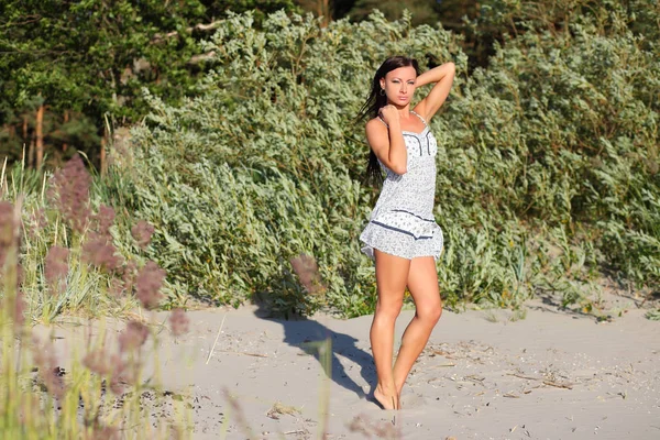 Meisjeskleding in een witte zomer op het strand — Stockfoto